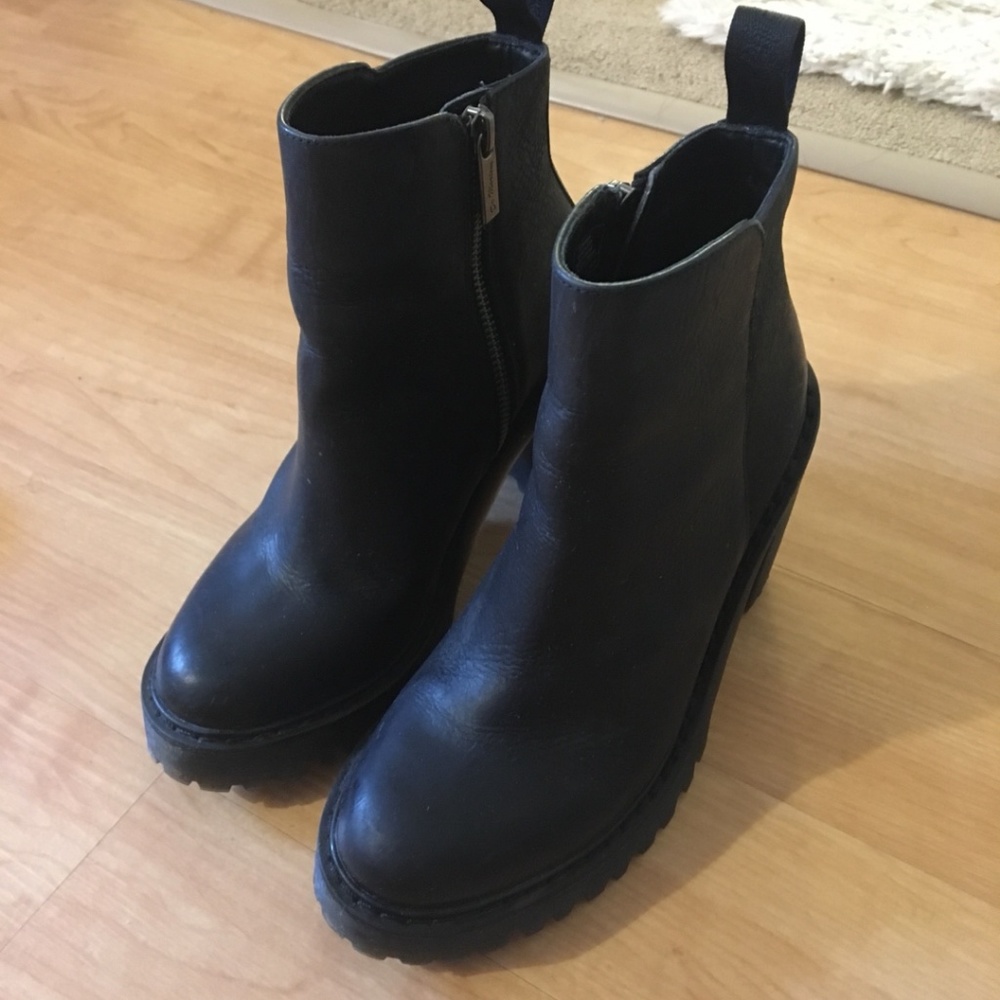 Dr. Martens Magdalena Ankle Bootie